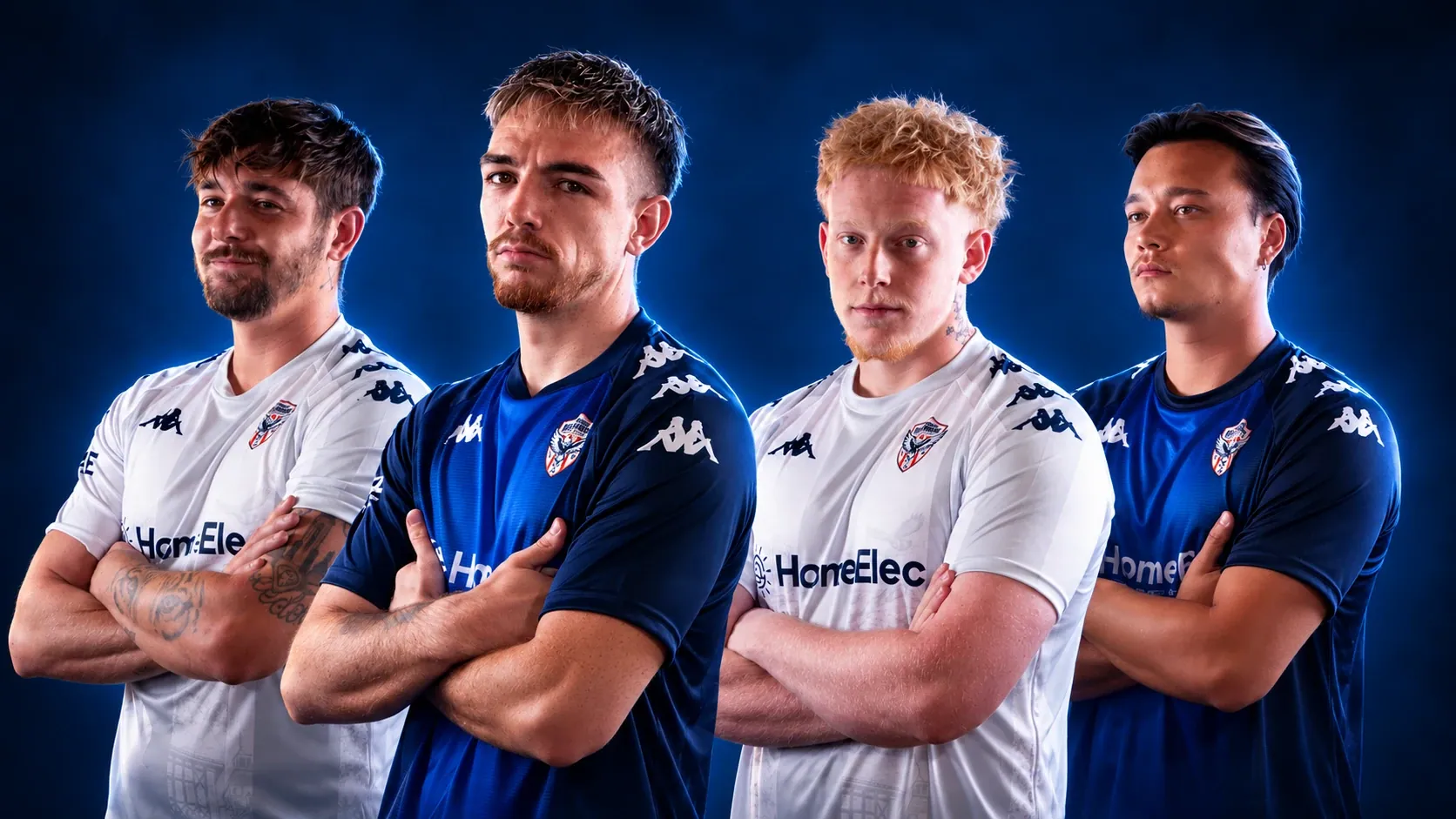 Quatre joueurs du JRFC, bras croisés, en maillots Kappa 2026 domicile blanc et extérieur bleu marine